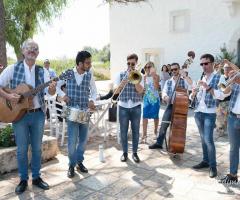 Metamorphosis Wedding Band - Formazione Dixie con panciotto blu e jeans