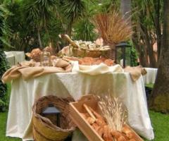 Allestimento del tavolo del pane al buffet di nozze