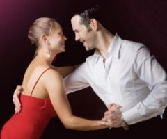 Gli sposi prendono lezioni di balli latino americani