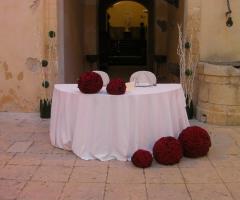 Sfere di fiori rossi per l'allestimento del ricevimento nuziale