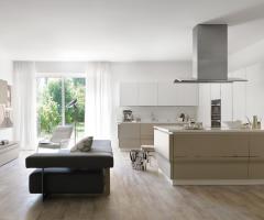 Soggiorno di design e cucina con isola