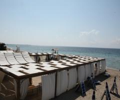 La spiaggia della location di nozze con gazebo per il matrimonio