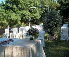 Tavoli allestiti in giardino per ricevimento di matrimonio presso l'Antica Stazione di Ficuzza