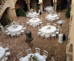 Allestimento di tavoli tondi all'aperto di Alfonso Muzzi Ricevimenti