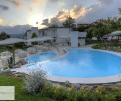 Matrimonio a bordo piscina