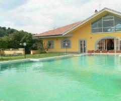 Casale con piscina per ricevimenti di nozze