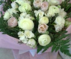 Addobbi floreali bianchi e rosa per il matrimonio