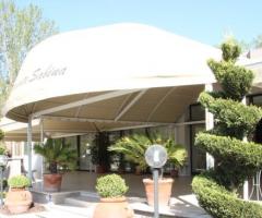 Entrata del ristorante per il matrimonio