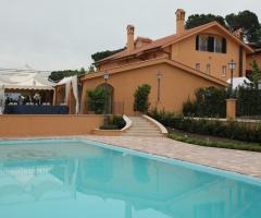 Piscina per il ricevimento di matrimonio in giardino
