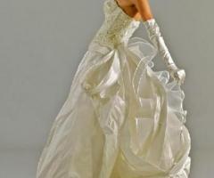 Vestito da sposa con bustino gioiello e guanti lunghi