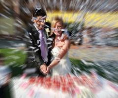 Foto degli sposi durante il taglio della torta