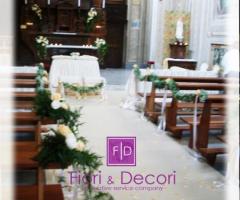 Rose tra i banchi della chiesa