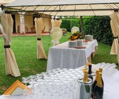 Tavoli pronti per il brindisi nuziale