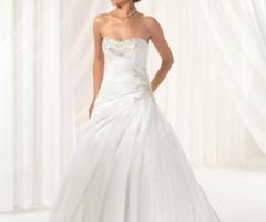 Elegante abito da sposa in stile classico impreziosito da accessori e gioielli