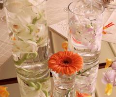 Centrotavola vasi in vetro e fiori