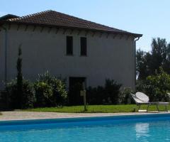La splendida piscina di Villa Cefalà