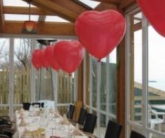 Addobbi per il ricevimento di nozze con palloncini a cuore