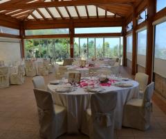 Allestimento per matrimonio nel portico con vista panoramica