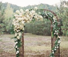 Arco floreale per la cerimonia all'aperto
