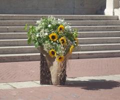 Decorazioni con girasoli all'uscita della chiesa per il matrimonio