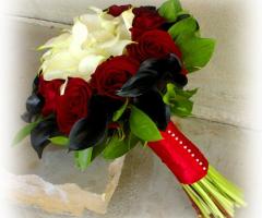 Bouquet di rose rosse e calle bianche
