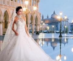 Vestito da sposa con collo alto di strass