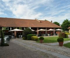Ricevimento di matrimonio nel cortile dell'agriturismo