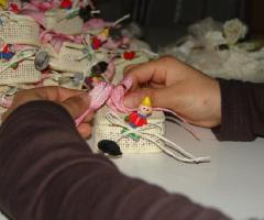 Realizzazione a mano delle bomboniere