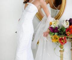 Originale abito da sposa dalla linea stravagante