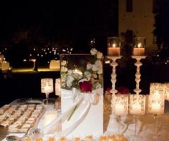 Il fascino del banchetto di nozze davanti al Castello di San Pietro illuminato