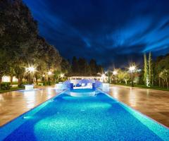 Villa Ciardi - La piscina dell villa illuminata per un ricevimento di matrimonio serale