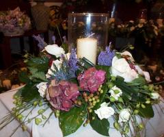 Composizione floreale con candela per il matrimonio