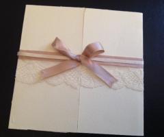 Partecipazione di matrimonio con merletti e fiocco in raso