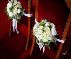 Allestimento floreale per le sedie degli sposi