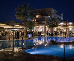 Illuminazione notturna per il matrimonio