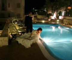 Sposi a bordo piscina