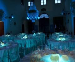 Tavoli illuminati per il banchetto di matrimonio
