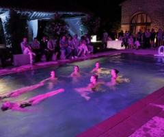 Spettacolo di nuoto sincronizzato per il matrimonio