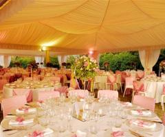 Gazebo con stoffe che scendono ai lati per il ricevimento di matrimonio