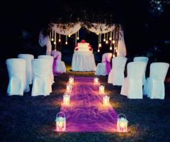 Cerimonia di matrimonio in giardino di sera