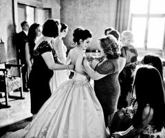 Foto in bianco e nero dei preparativi della sposa