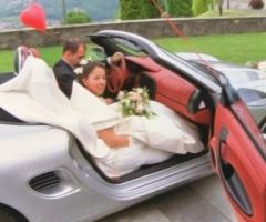 Foto degli sposi in macchina