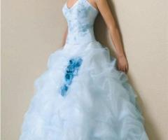 Vestito da sposa azzurro con ampia gonna in tulle disponibile da Le Spose di Bea