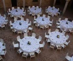 Disposizione dei tavoli per festeggiare le proprie nozze