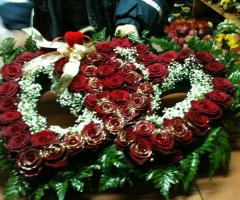 Cuori intrecciati di rose bianche e rosse