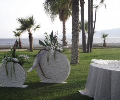Allestimento su prato Oasi Village Reggio calabria - Emozioni Floreali