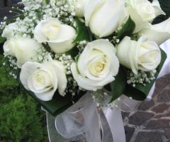 Bouquet semi compatto di rose bianche