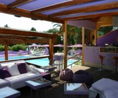 Piscina e porticato della location di matrimonio