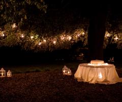 T’a Milano Catering & Banqueting - La torta nuziale di sera all'aperto