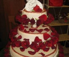 Torta per il matrimonio con decorazioni di rose rosse